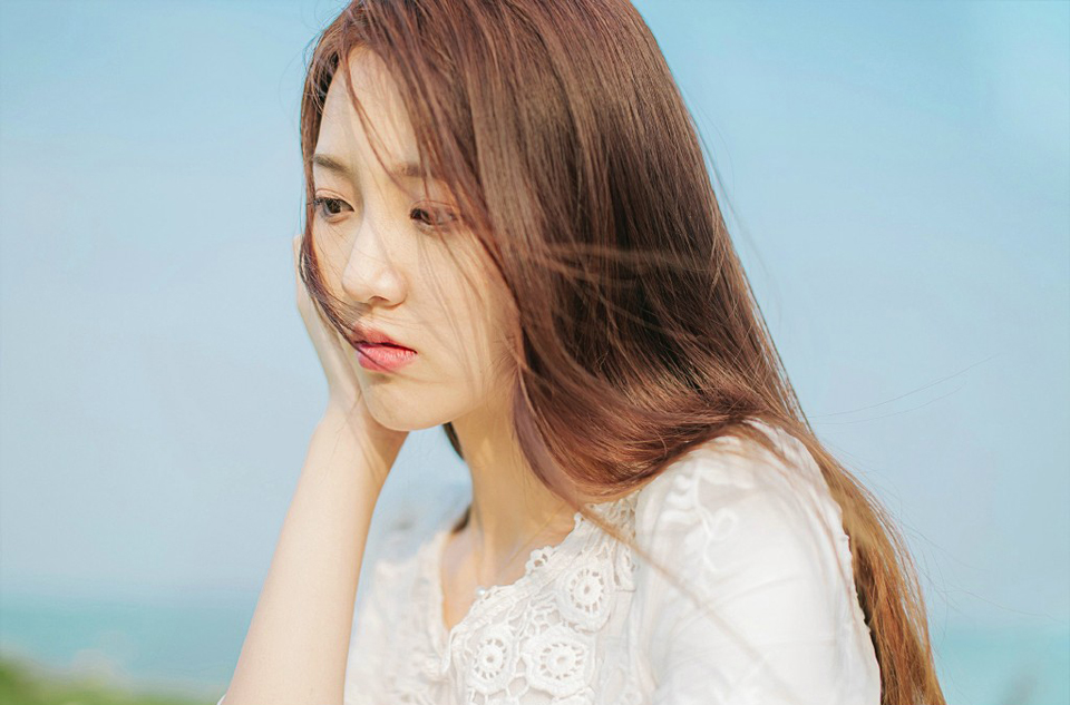 电话里，她哭着说：“亲爱的，我…我怀孕了…三个月了，不过你放心，不是你的，不用你负责。